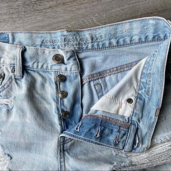 American Eagle  Outfitters Light Wash Distressed Tomgirl Shortie - Picture 6 of 16